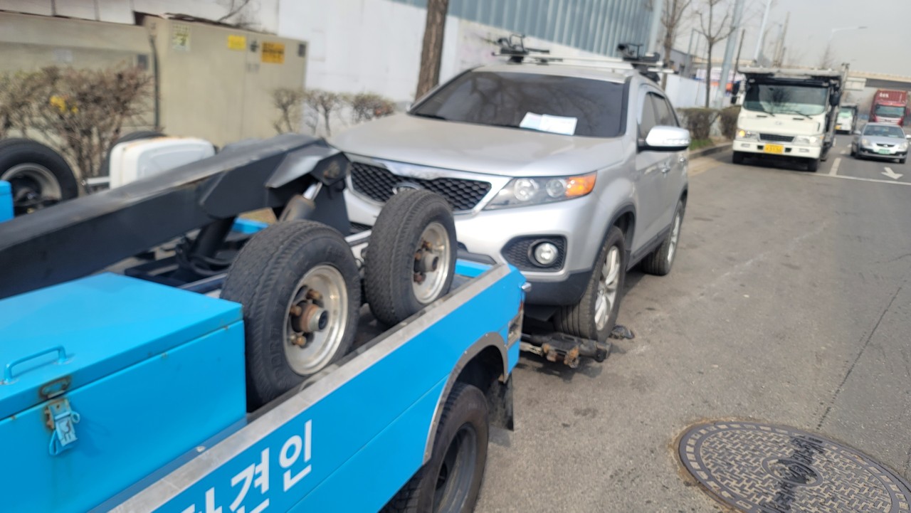 연수구는 다음 달 31일까지 최근 신고가 많은 중고차수출단지와 옥련동·동춘동 주변의 불법 주·정차 차량과 무단 방치 차량 등에 대한 집중 단속을 진행한다